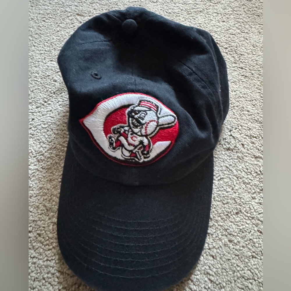 CINCINNATI REDS 47BRAND Black Baseball Cap with RED LEGS Logo ON FRONT